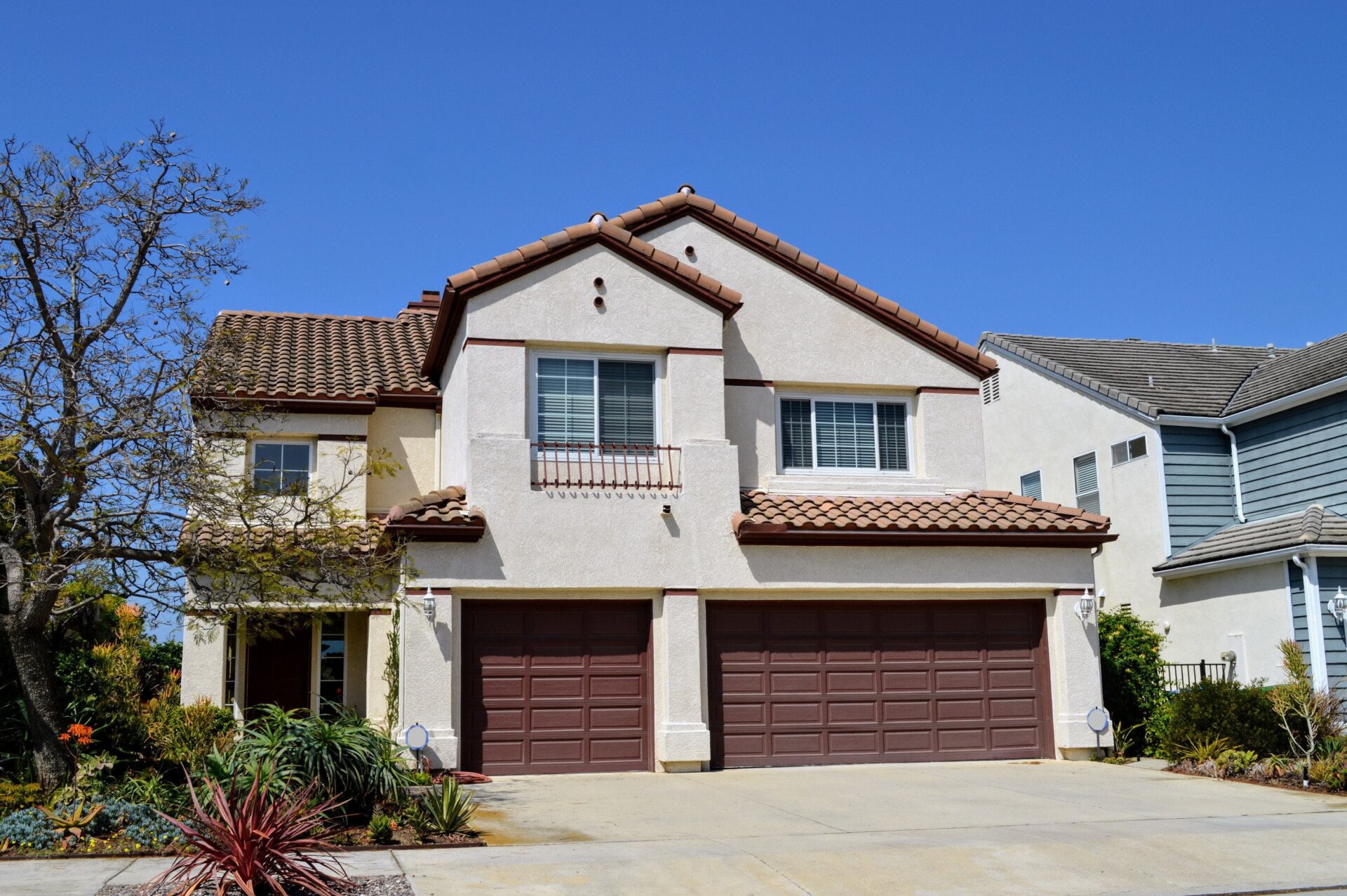 Visalia-min A large, mission-style home